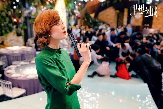 廓形|孙俪新剧放飞自我,穿旗袍烫波浪卷扮“邦女郎”,骨子里透着自信