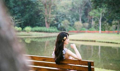 显得|赵丽颖真挺洋气的，露背花裙秀背肌，裙装紧绷却看不到赘肉