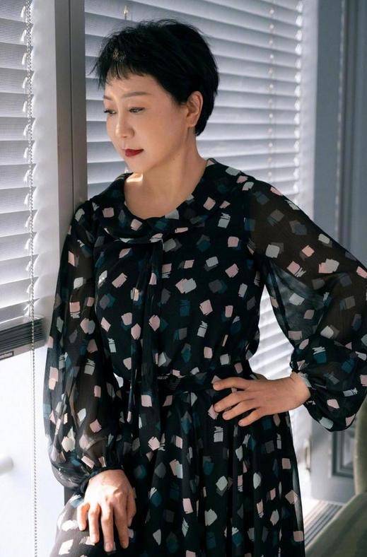 贵妇|杨紫妈妈才是真贵妇，穿印花裙配短发优雅高级，气质不输明星女儿