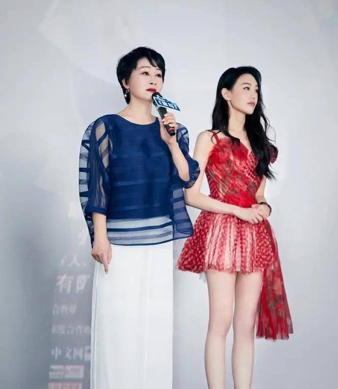 身材|王姬商演好出彩,穿蓝色衬衫配白裙好优雅,和女儿同框似同龄人