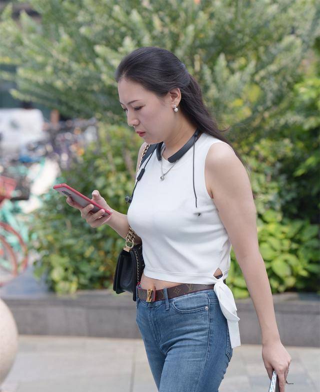 黑色|棕色吊带衫搭配蓝色牛仔裤，颜色搭配合理，非常耐看