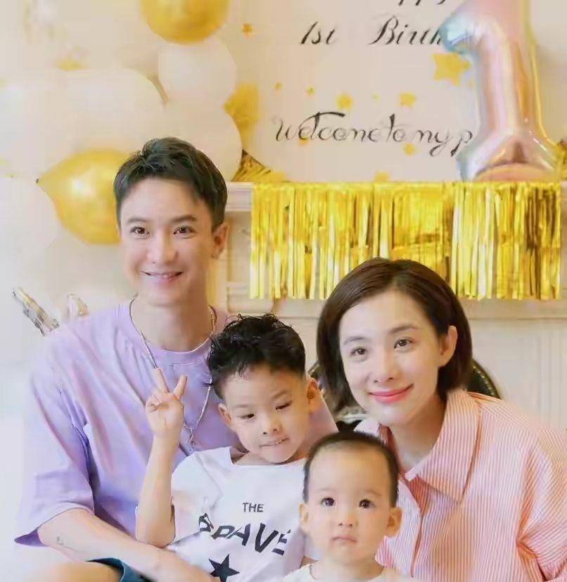 黑色|刘璇罕见出镜，黑眼圈皱纹都好明显，可气质比很多女星都高贵！