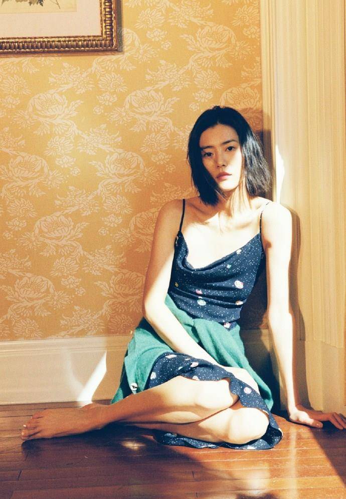 显得|31岁刘雯罕见吊带装，上千衣品也遮不住超模腰，谁说她不会时尚