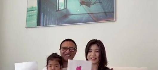 黑色|汪峰带女儿出镜!穿白T剃板寸真时髦,15岁长女颜值不输女明星