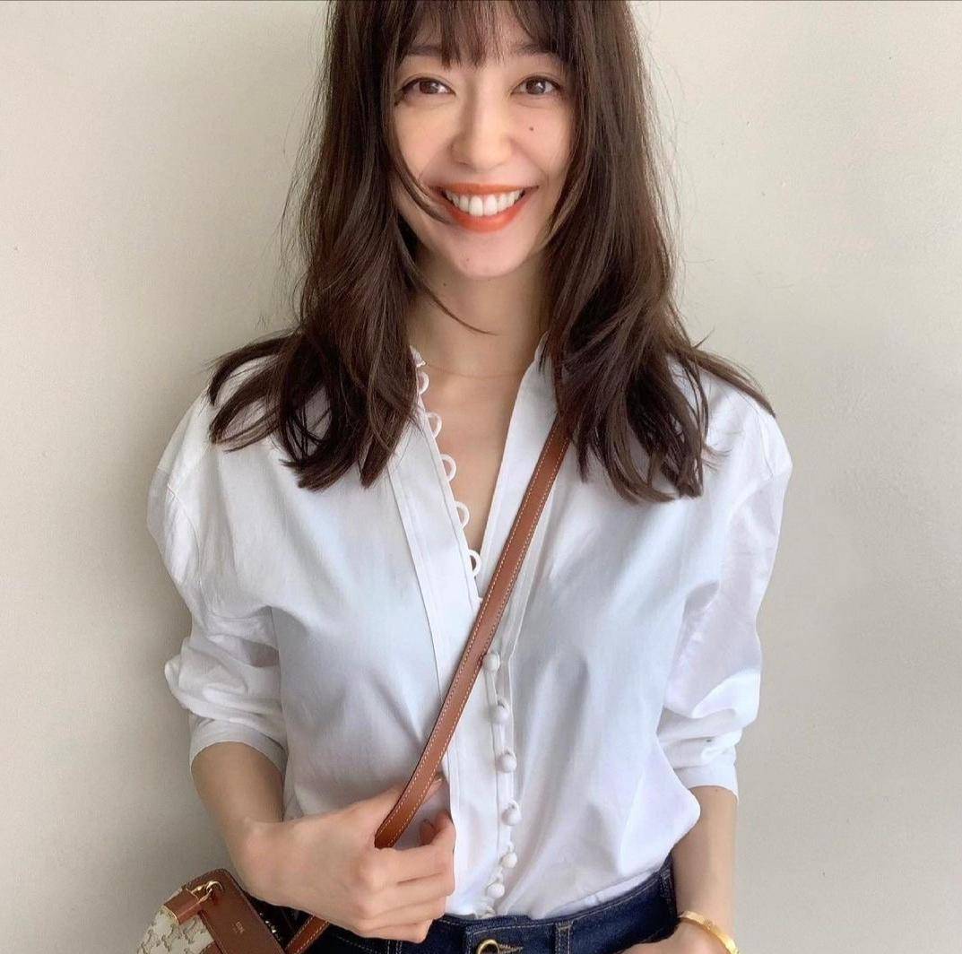 颜色|30+的女生穿衣不用愁,学“日杂”模特松岛花的搭配,时髦又好看