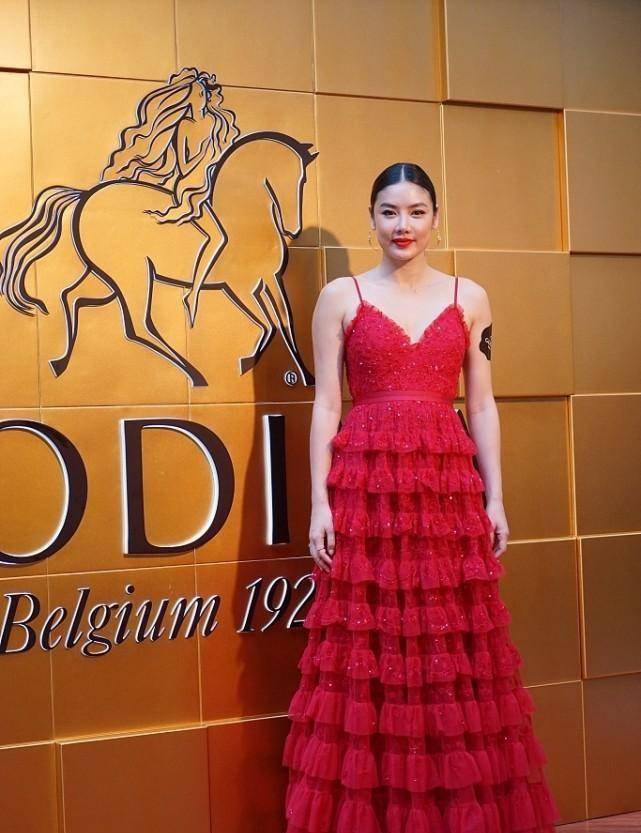 乐基儿|乐基儿虽然上身看着壮，但穿上女人装后，还挺有魅力，曲线真好