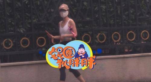 马伊琍|45岁马伊琍穿背心出街，完美肌肉线条惹人羡，纤细脚踝骨太抢镜