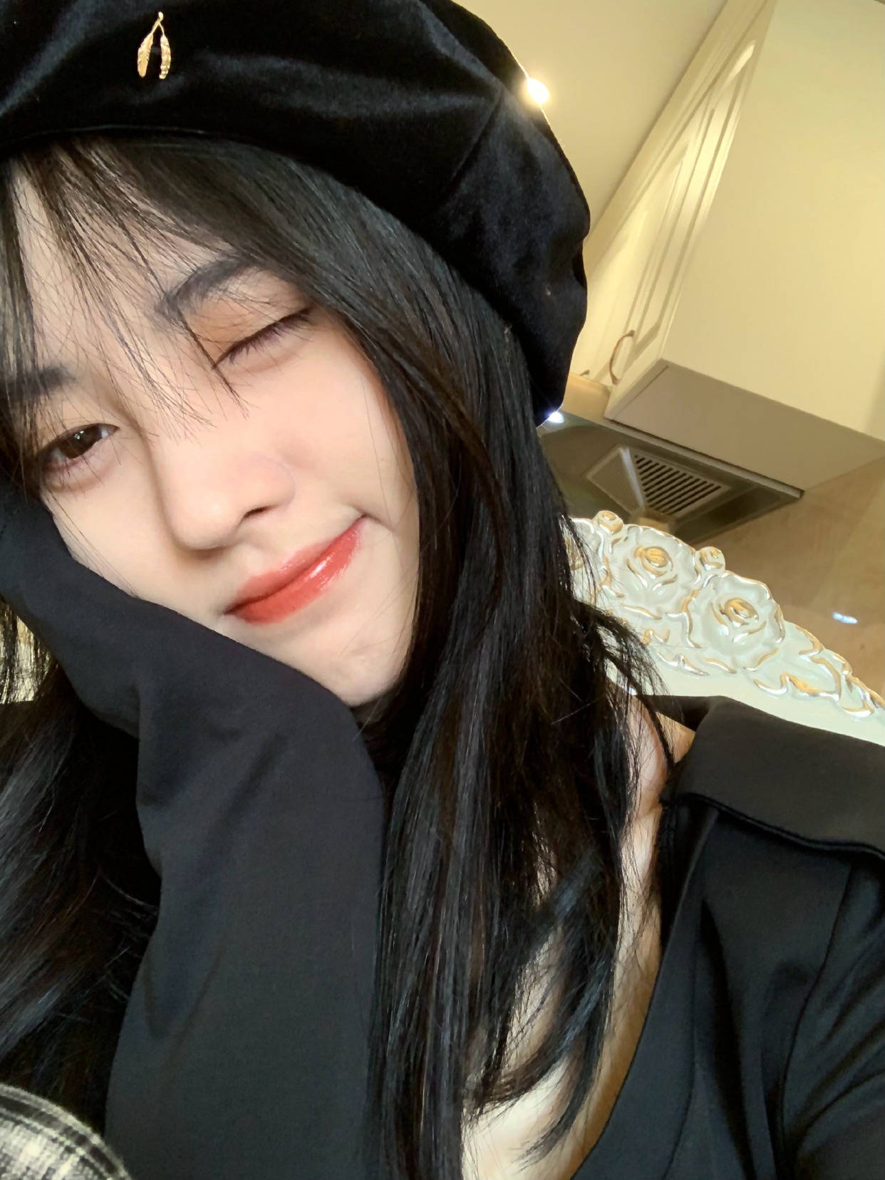 自拍|女明星拍照的两种状态,摆拍妆容精致还精修,自拍素颜且直男角度