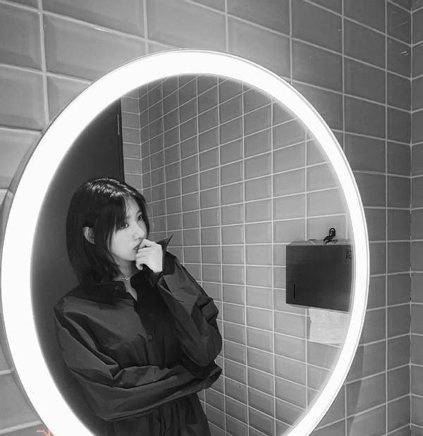 黑色|汪峰15岁大女儿太惊艳!露脐装搭长裤秀曼妙身材,已初显女人味