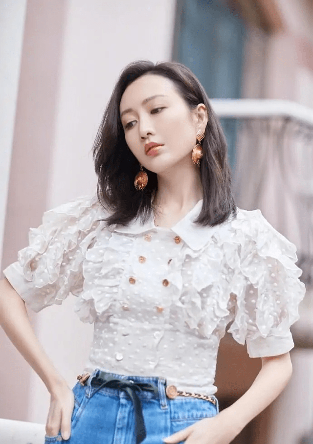 高手|37岁王鸥真是穿搭高手，简单的蕾丝上衣，意外穿出高级感