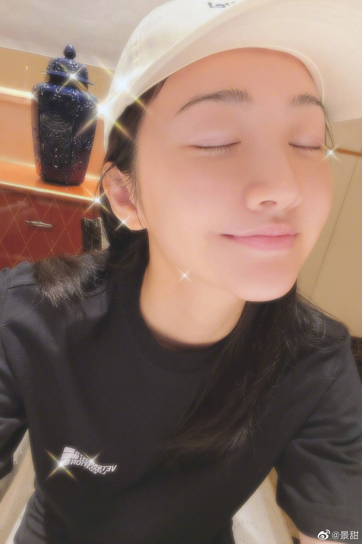 自拍|女明星拍照的两种状态,摆拍妆容精致还精修,自拍素颜且直男角度