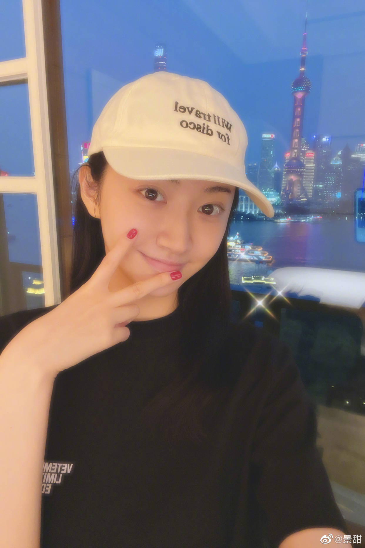 自拍|女明星拍照的两种状态,摆拍妆容精致还精修,自拍素颜且直男角度