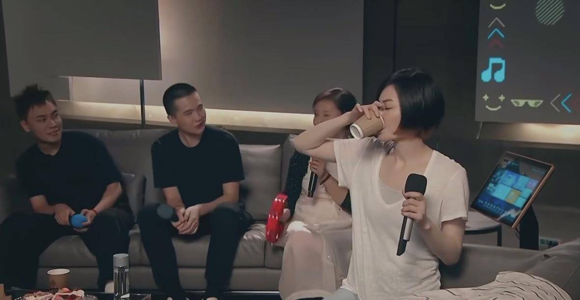 合唱|王菲马云合唱真风光,穿T恤染金发好洋气,硬把马云衬成土味老爸
