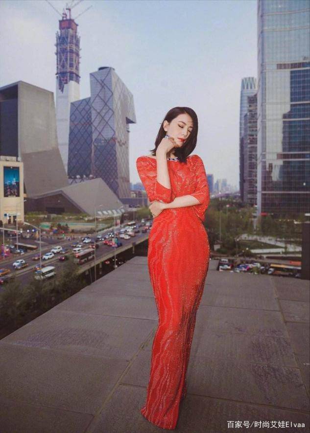 身材|高圆圆罕见这么高调，大红V领裙反穿成秀背装，辣妈身材惹人羡慕