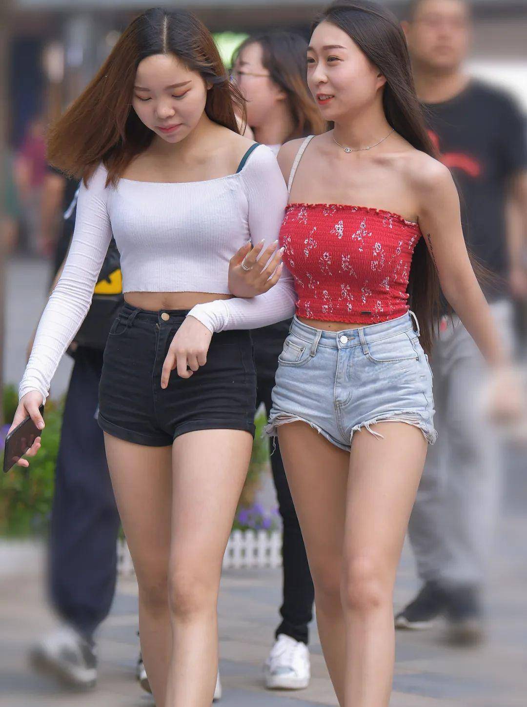 面容|迷人的闺蜜，颜值身材不相上下