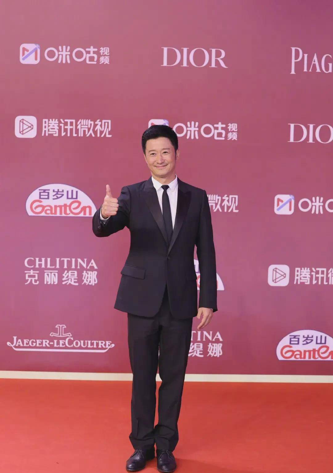 红毯|上海红毯，陈数“熟味”逼人，关晓彤总算穿对，倪妮气场大杀四方