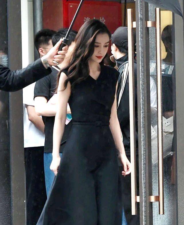 黑色|杨颖生图颜值很抗打，黑色连衣裙+拖鞋接地气，这些搭配洋气十足