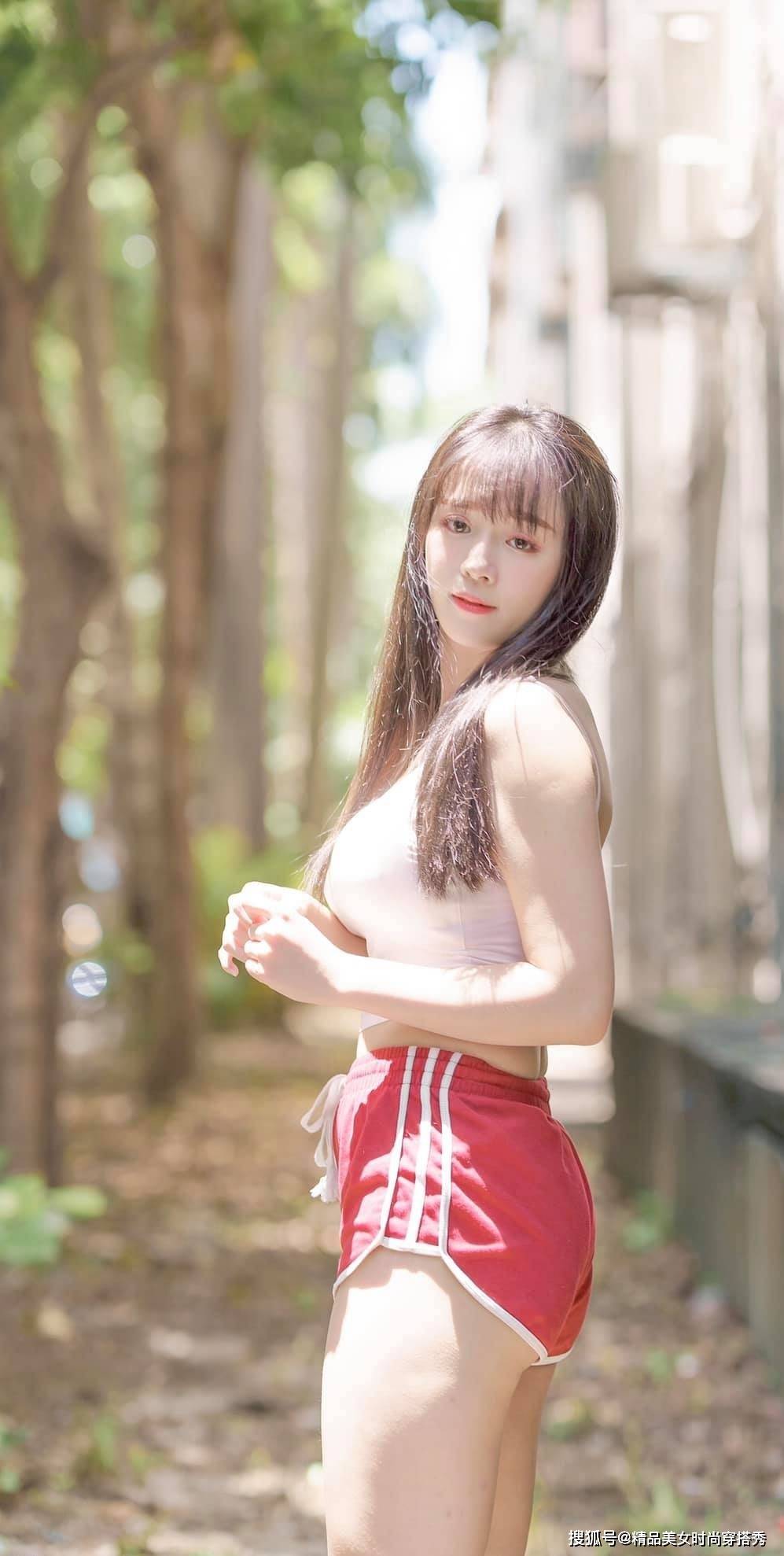 装备|小姐姐身穿一件运动的上衣搭配红色的短裤，满满的运动休闲风