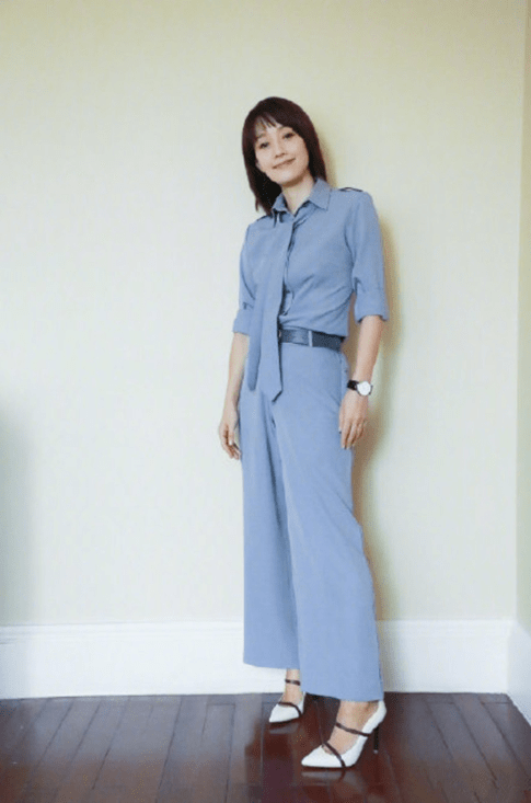 黑色|马伊琍真会穿,棕红色头发配同色皮裤走机场,挎个大麻袋都好时髦