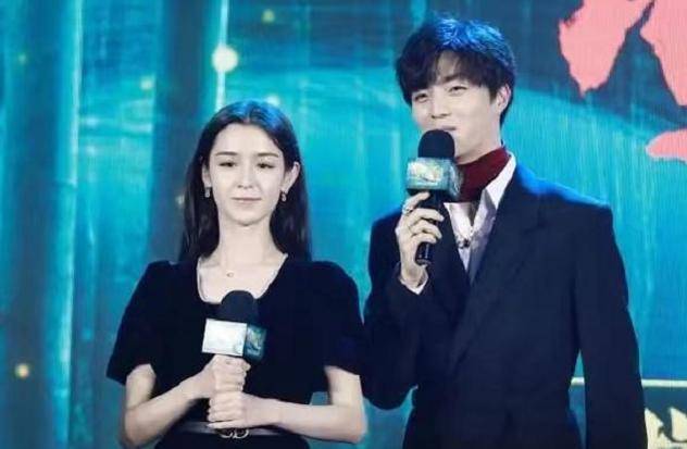 女孩子|哈尼克孜才是新疆女神,穿黑色连衣裙温婉大气,基础款穿出高级感
