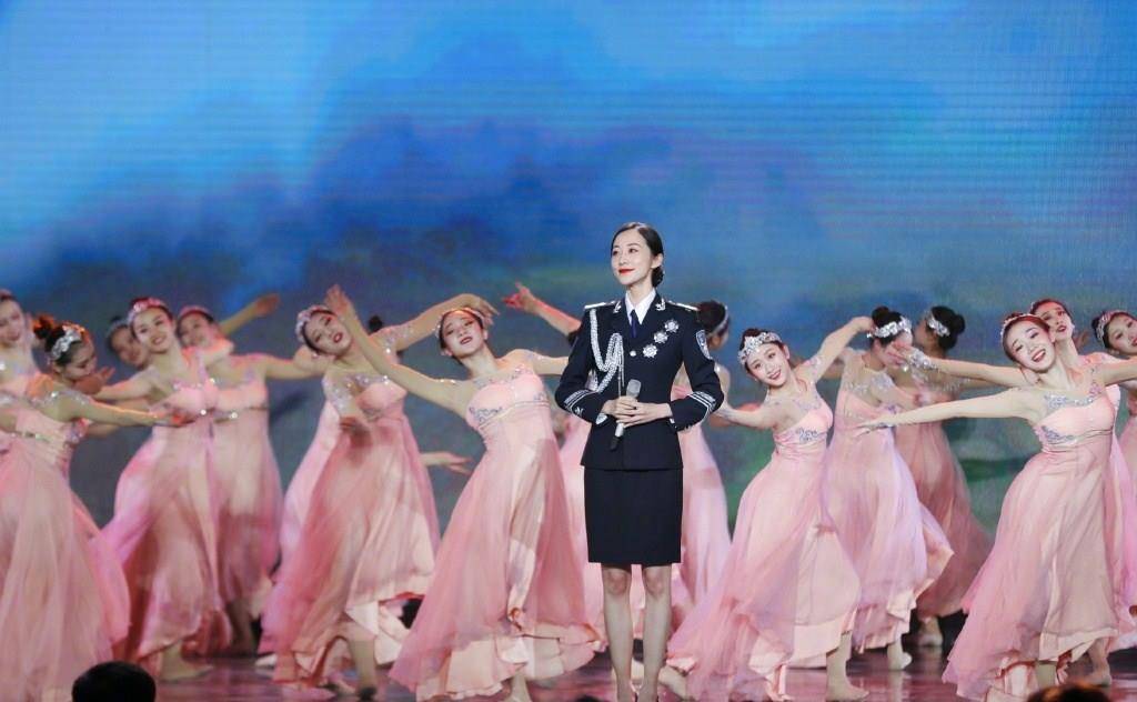 韩雪|37岁韩雪新造型媲美“女警”，罕见警礼服上节目，美得差点认不出