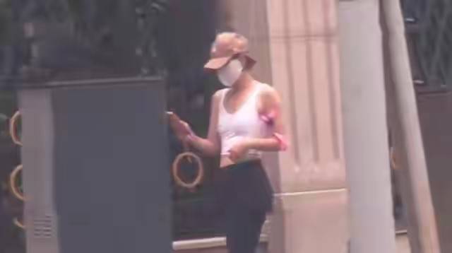 马伊琍|45岁马伊琍私下打扮太清凉！穿无痕小背心出街真随意，暴瘦像竹竿？