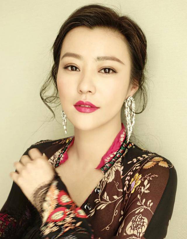 连衣裙|郝蕾穿碎花连衣裙特别有韵味，既性感又浪漫，女人味十足