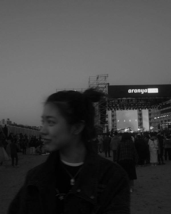 黑色|汪峰15岁大女儿太惊艳!露脐装搭长裤秀曼妙身材,已初显女人味