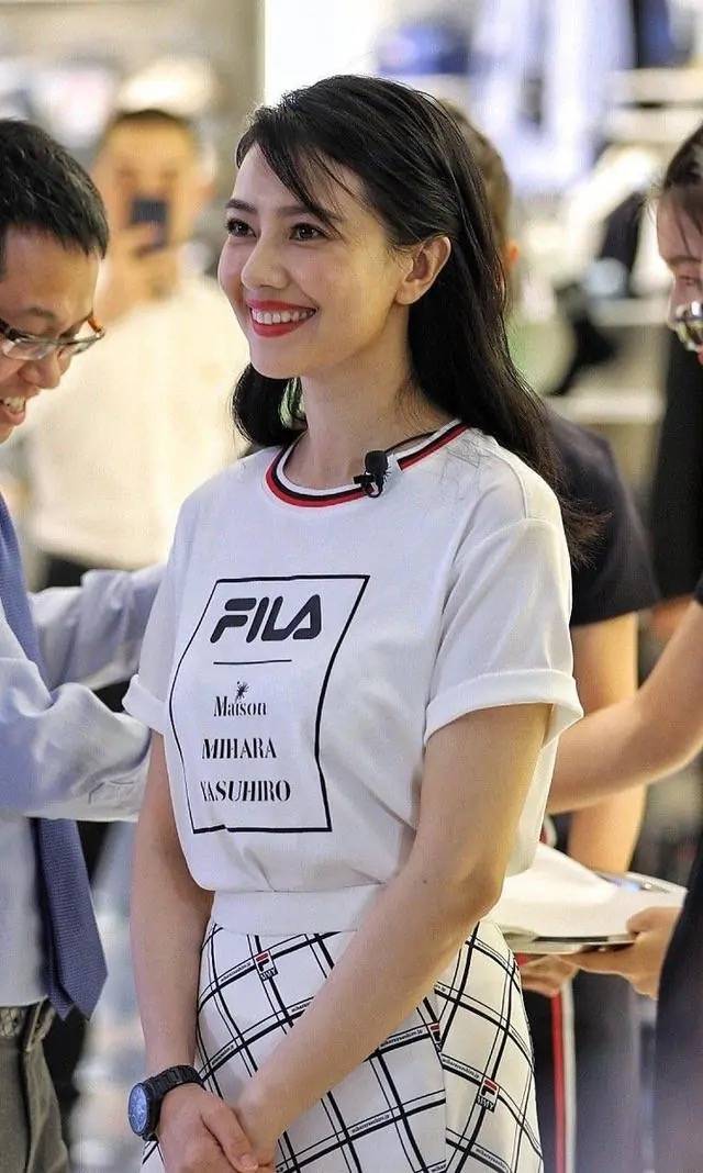 身材|高圆圆当妈后更自信，白色T恤配格子裙也能这么美，仿佛只有24岁