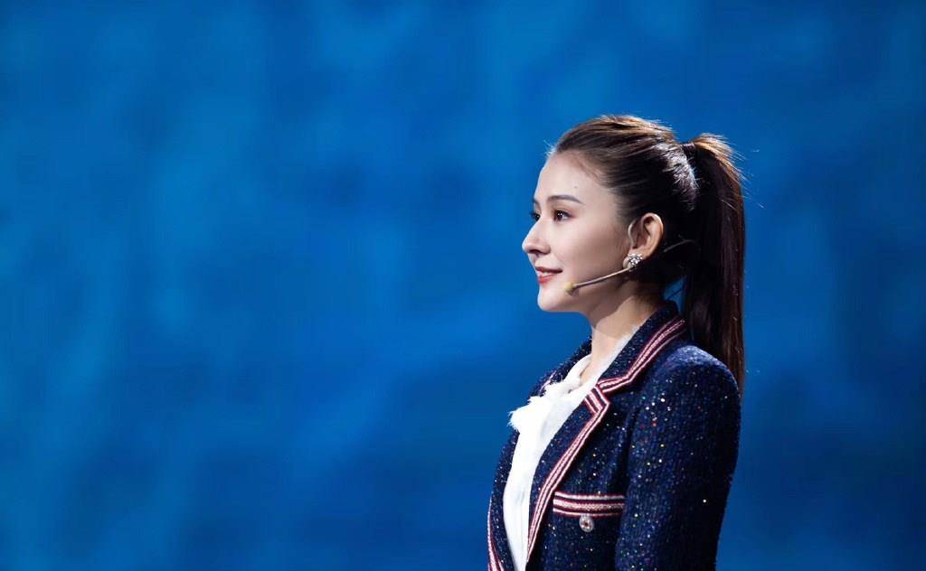 马尾|热依扎美到央视了，穿2000校园外套成台上焦点，扎马尾少女感爆棚