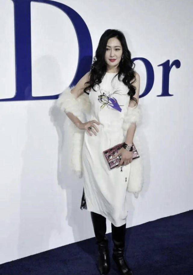 好身材|53岁的孟广美气质出众，穿一袭白色无袖曳地长裙亮相，尽显好身材