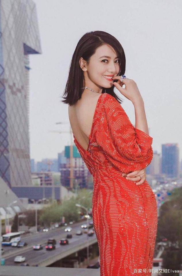 身材|高圆圆罕见这么高调，大红V领裙反穿成秀背装，辣妈身材惹人羡慕