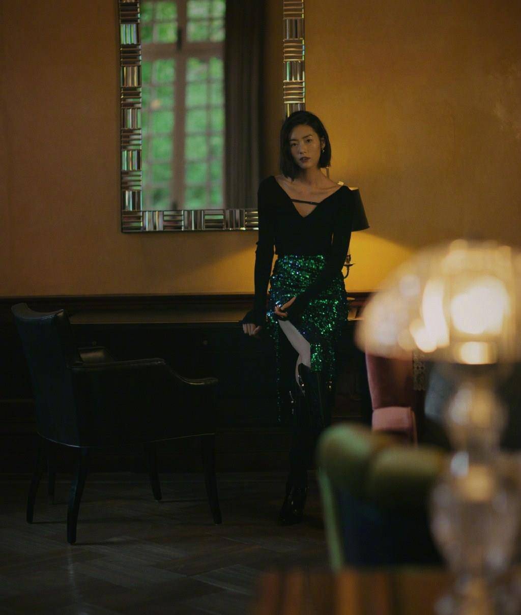 显得|31岁刘雯罕见吊带装，上千衣品也遮不住超模腰，谁说她不会时尚