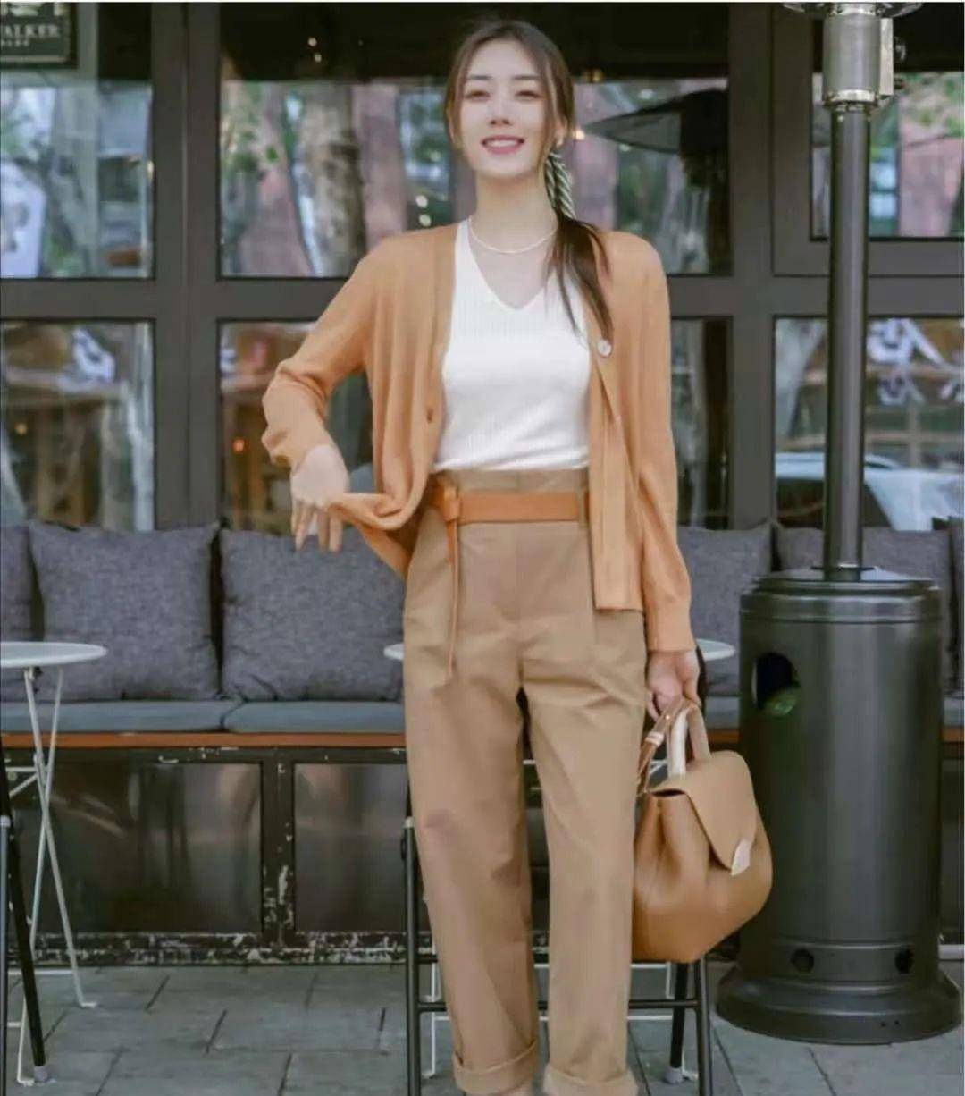 卫衣|卡其色裤子搭什么颜色衣服好看