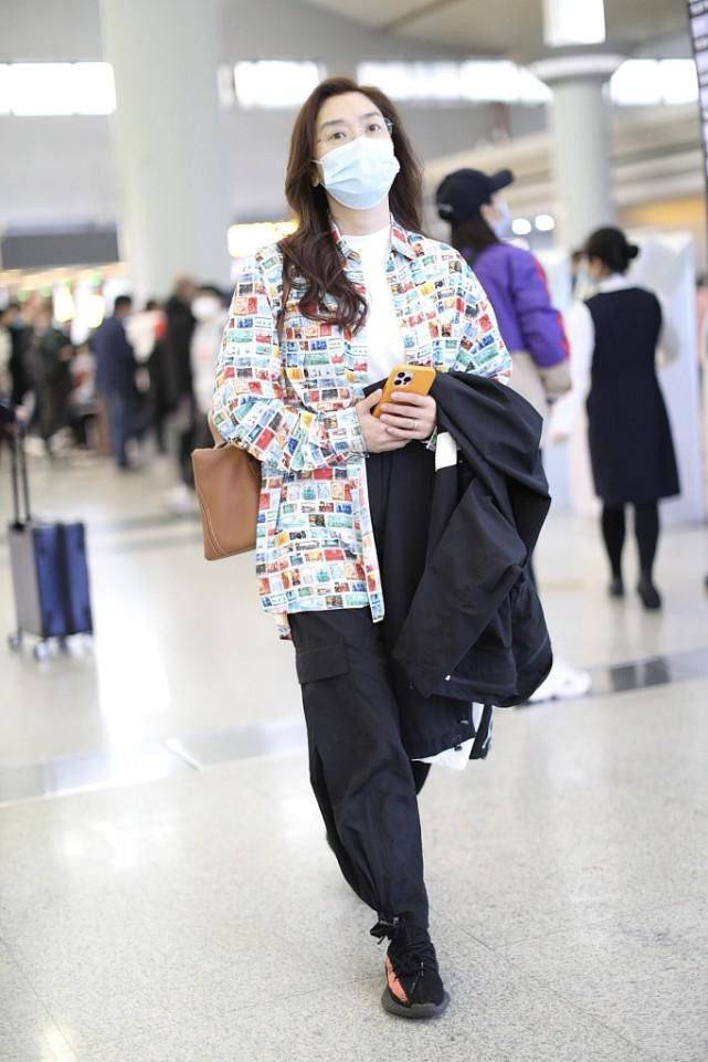 一身|玲花可不像是中年人，穿欧美风印花外套挺潮的，素颜也难掩自信