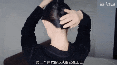 发型|别再披头散发了!这3个发型小技巧显嫩又高级