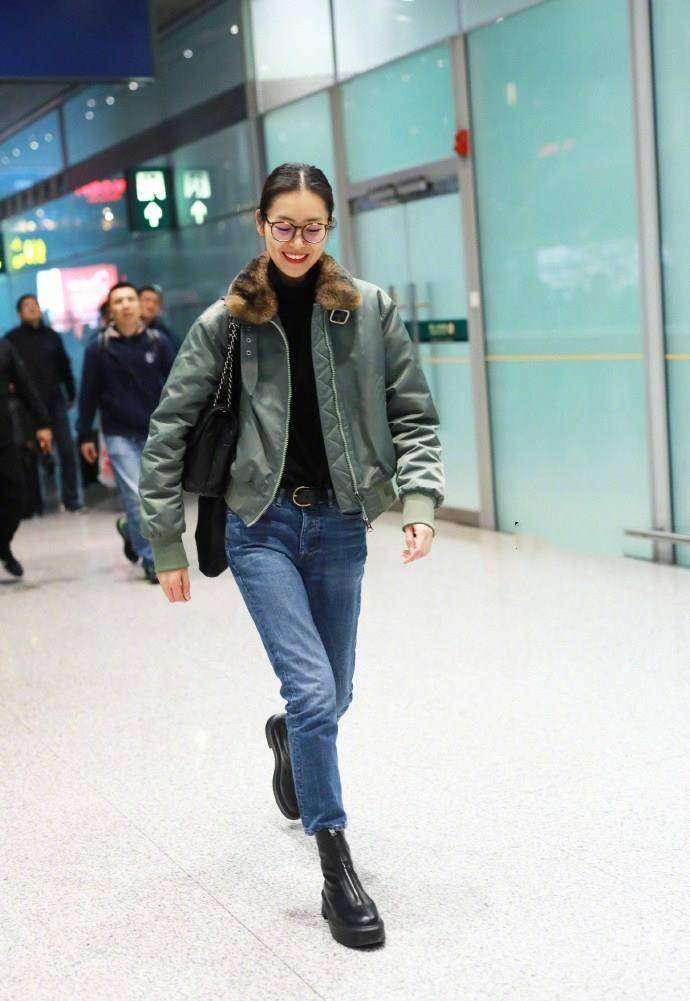飞行服|刘雯是真怕冷，穿棉服配高领衫走机场，看到1万1短裤我真服了