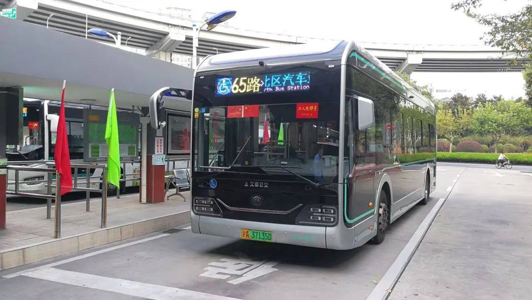 地面公交下面,带大家去看看,上海交通行业为开学季做了哪些准备吧