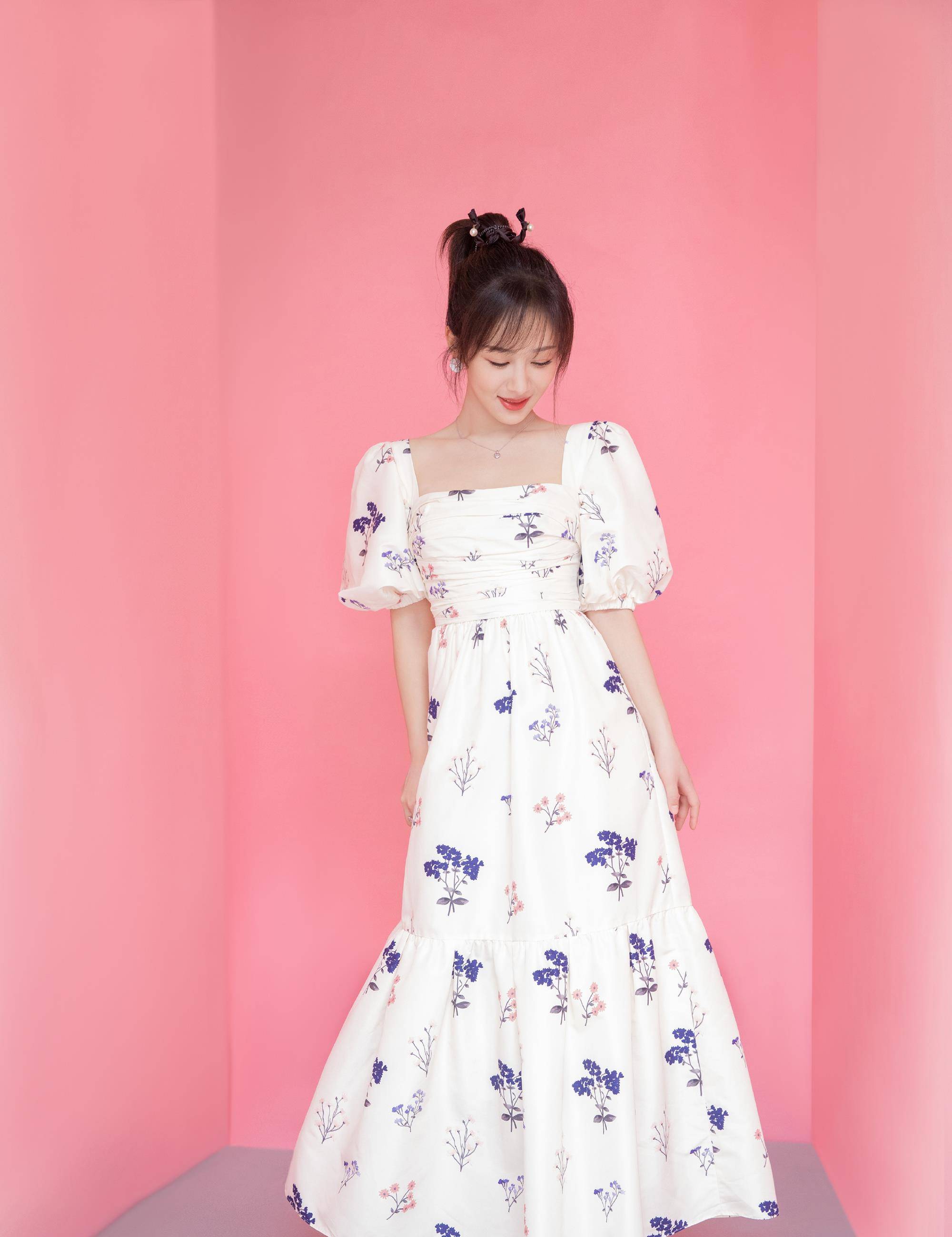 杨紫最新直播造型 一件蓝白花色连衣裙活泼可爱 网友 一般好看 花裙