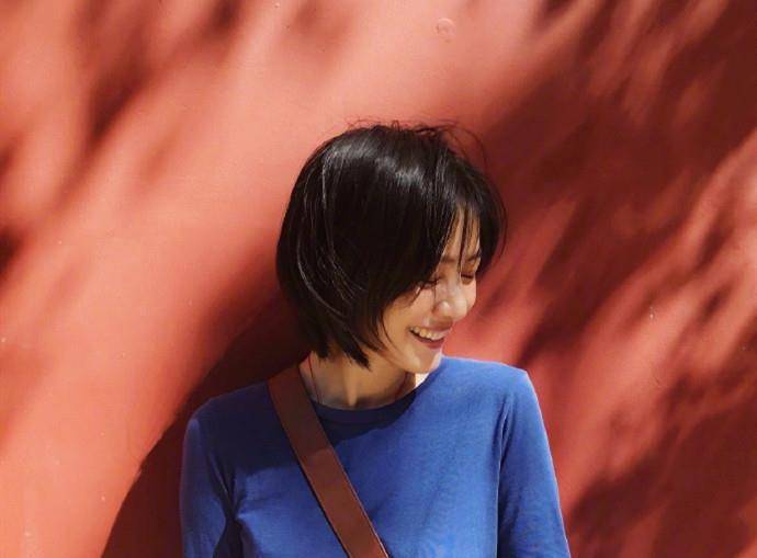 女神|高圆圆复出太接地气，穿3百衬衣配紫嘴唇拍照，这打扮女星里罕见