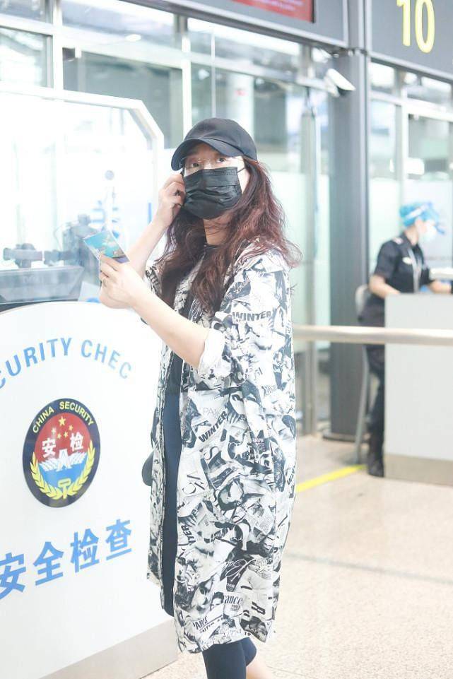 一身|玲花可不像是中年人，穿欧美风印花外套挺潮的，素颜也难掩自信