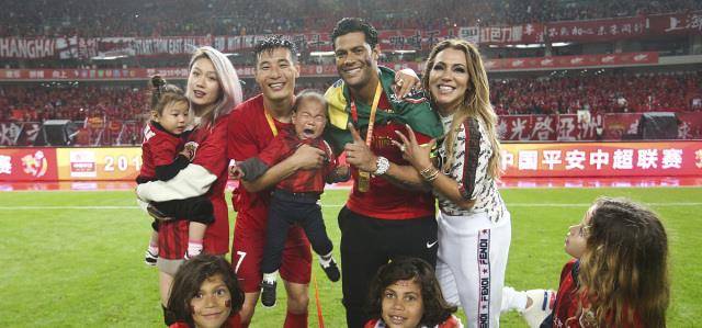 休闲风|武磊老婆穿白衬衫走机场,身材颜值都很出众,低调文静没明星架子