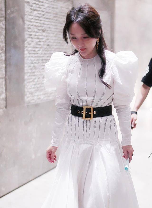 身材|杨钰莹真有少女感，就算穿泡泡袖也不显胖，但脸部看着挺憔悴