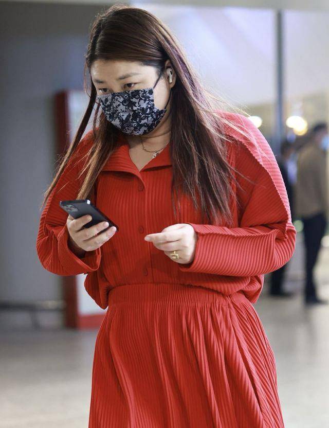 姐妹|杨天真胖的真自信，红色褶皱裙巧遮肉提气色，比女星穿得还时髦
