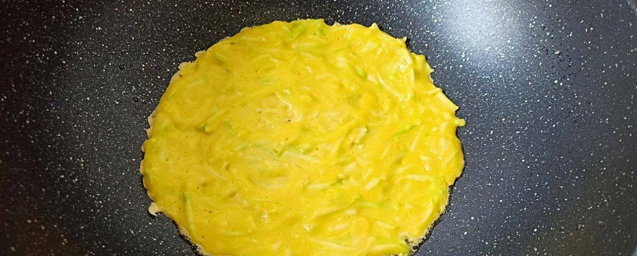 后用|早餐不知道吃什么，试一试西葫芦蛋饼，10分钟就能做好，简单好吃