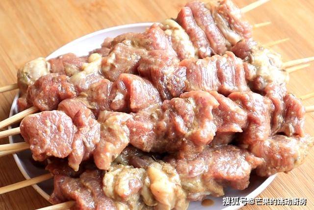 做法|羊肉串别出去买了，教你在家做，咬一口滋滋冒油，3斤羊肉不够吃