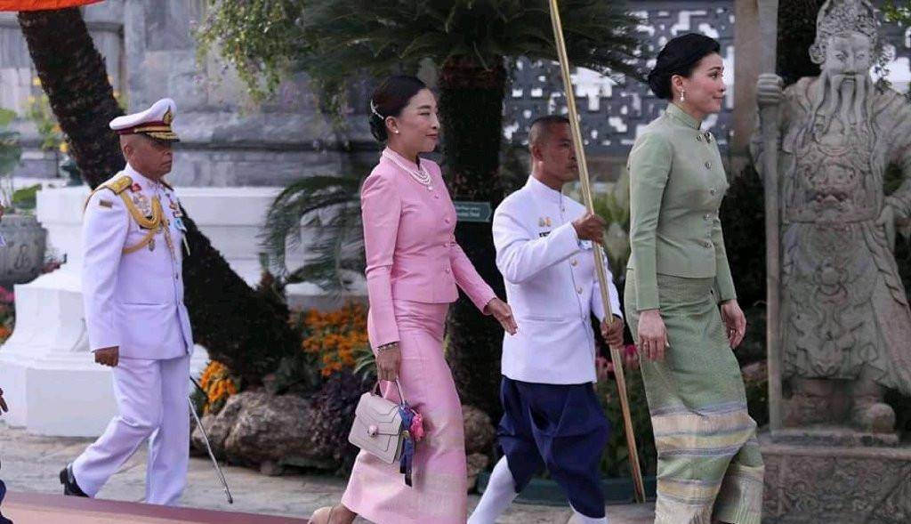 体重|泰国王后回国变化大，穿裹身裙体重直逼150斤，三层肉胖到认不出