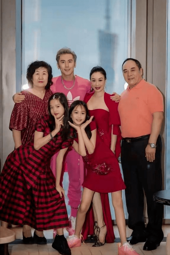 公婆|真替钟丽缇捏把汗，在公婆面前还这么敢穿，裙摆开叉短到大腿根了！