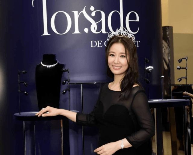 都美|林心如成闺蜜团颜霸！素颜比林熙蕾富士康老板娘都美，生图显老气？