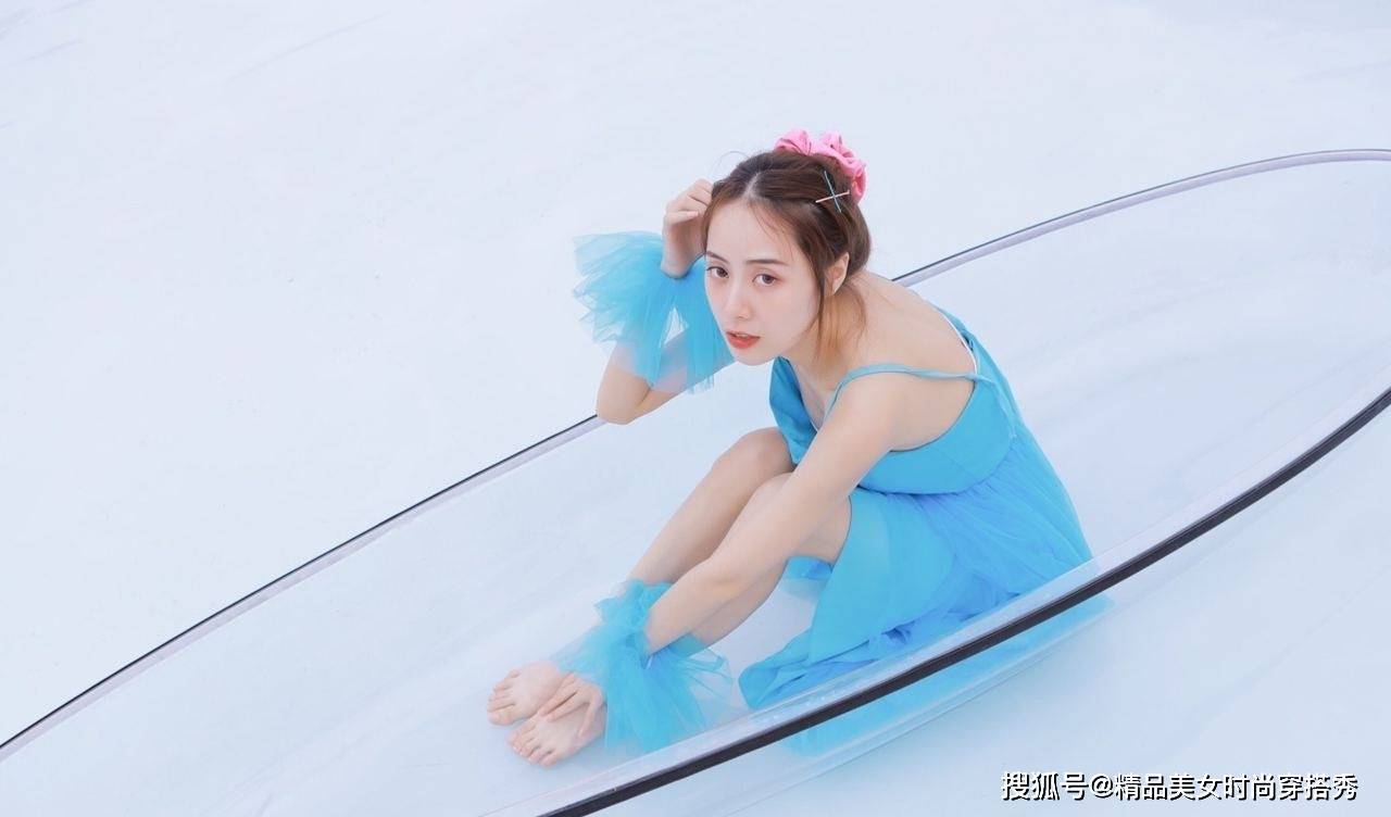 身材|一袭蓝色吊带裙甜美减龄，让你时刻都能显瘦